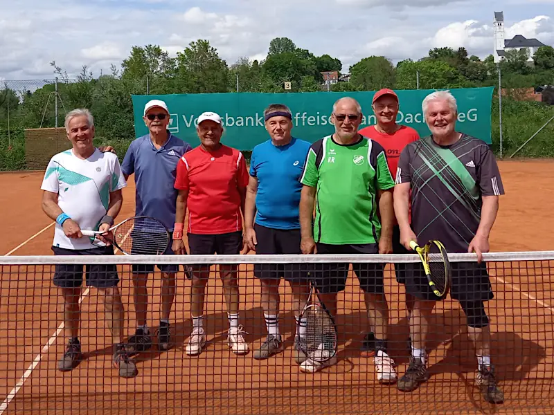 Herren 65 Das Bild zeigt Mitglieder de Herrenmannschaft auf dem Tennisplatz.