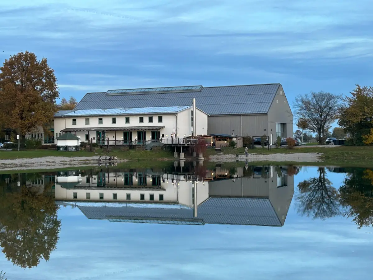 TSV-Vereinshaus-Mobil-1200 Das Vereinshaus des TSV Bergkirchen vor dem See